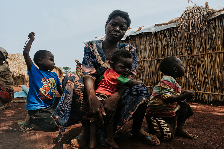 オルガさんと子どもたち。2022年1月に家族でボグーヨ避難民キャンプにたどり着いた　Ⓒ MSF