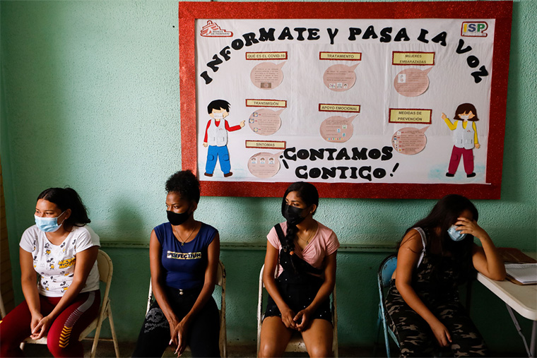 MSFの支援するホセ・グレゴリオ・エルナンデス病院で診察を待つ女性たち　Ⓒ Jesus Vargas