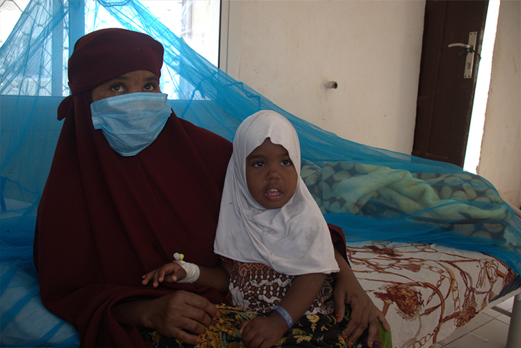 ラス・アノド病院のはしか隔離病棟に入院し、治療を受けるブシュラちゃん　Ⓒ Dahir Abdullahi/MSF