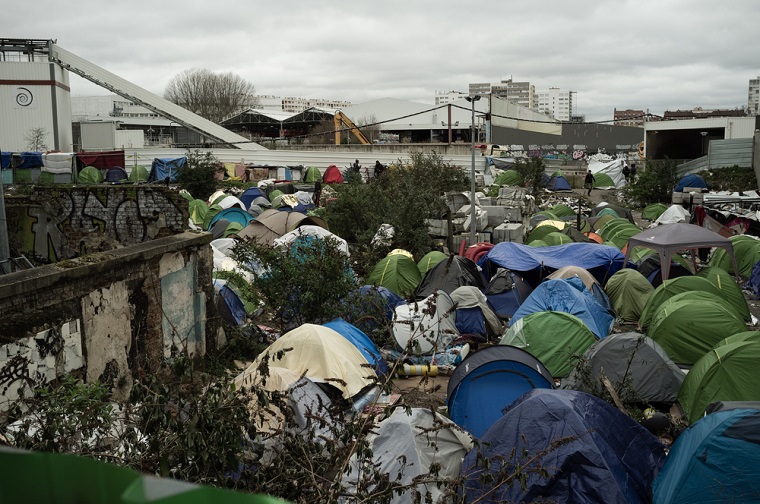 パリの北に位置する都市オーベルビリエで移民の人びとが過ごすキャンプ　 © Augustin Le Gall 