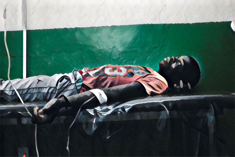銃で撃たれた青年。ギャングが支配する危険な地区、マルティッサンの病院で治療を受ける　Ⓒ MSF