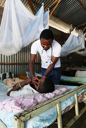 エチオピアのMSF診療所でカラアザール病棟の<br> 患者を診察する医師　© Susanne Doettling
