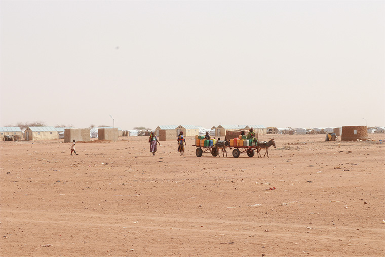 サヘル地域の国内避難民キャンプ。水や食料など基本的な資源も足りない状況だ　Ⓒ MSF/Mohamed El-Habib Cisse