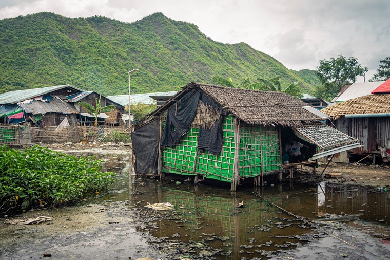 パウトー郡のア・ナウク・ユエ避難民キャンプ。雨期で淀んだ水に囲まれた住居=2021年6月 © Ben Small/MSF