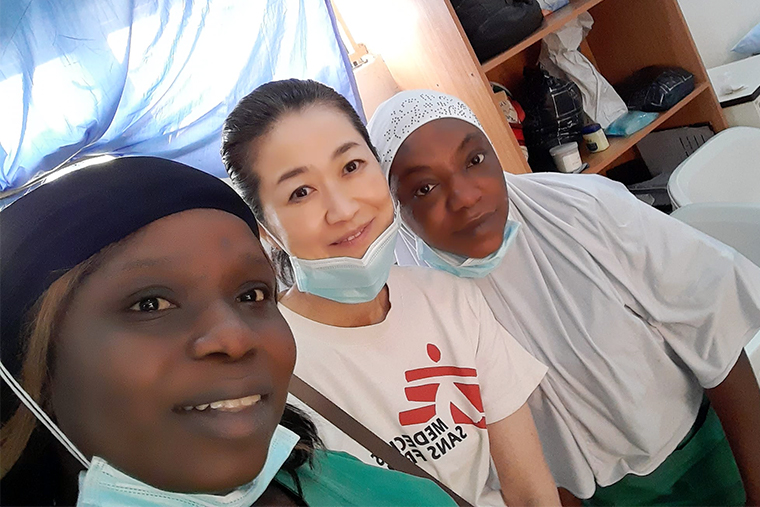 ナイジェリア北部カノ州の助産院で、助産師と團野（中央）© Katsura Danno/MSF