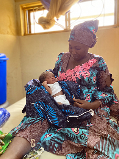 助産院で4人目の子を出産したばかりの母親<br> （調査参加者ではありません） © MSF