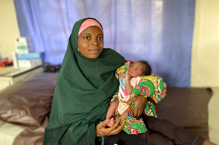 MSF助産院で数時間前に4人目の子を出産した母親（調査参加者ではありません） © MSF