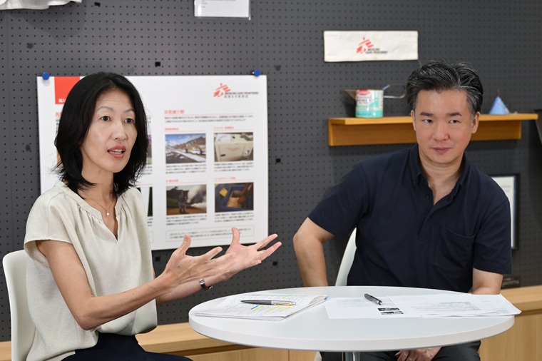 海外派遣スタッフになる前は、日本事務局で寄付担当として働いていた森川（左）。支援者さまから託された思いを胸に、活動地での仕事に向き合ってきたという　© MSF