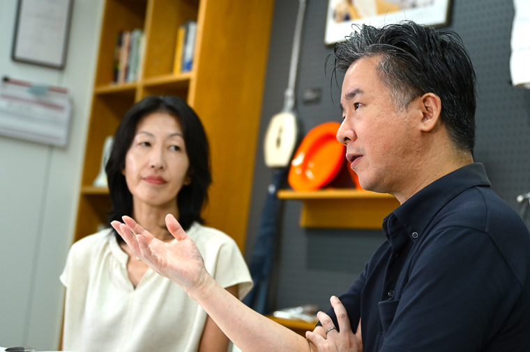 6年間の任務を終えた村田（右）。対談ではMSF日本を率いてきた思いと、支援者さまへの感謝があふれた　© MSF