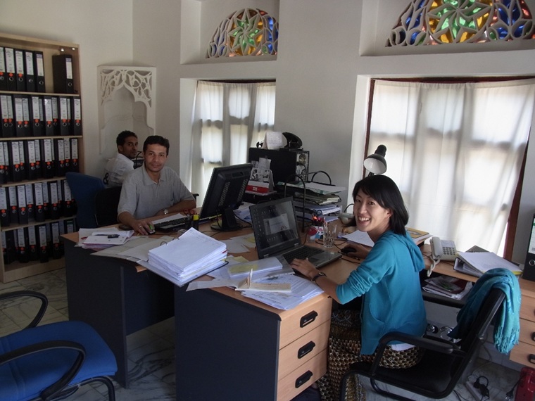 2010～2011年、イエメンで現地スタッフと業務に当たる森川　© MSF
