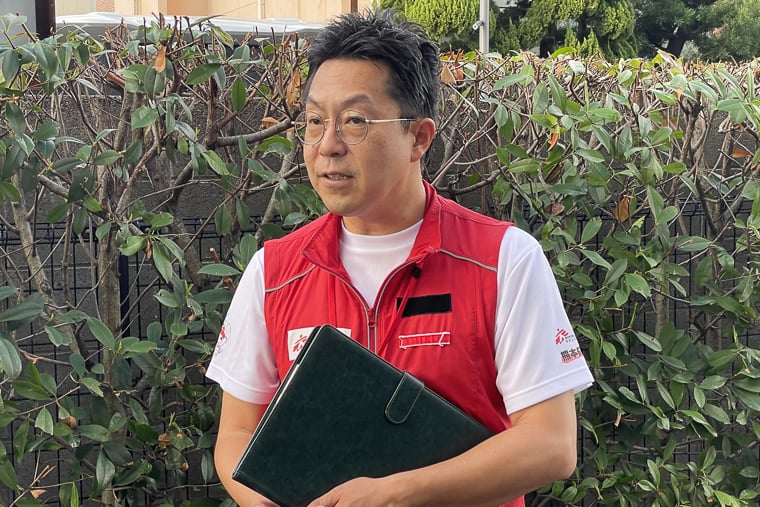 MSFの活動に参加した心理士、濱野学＝熊本県八代市で　© MSF