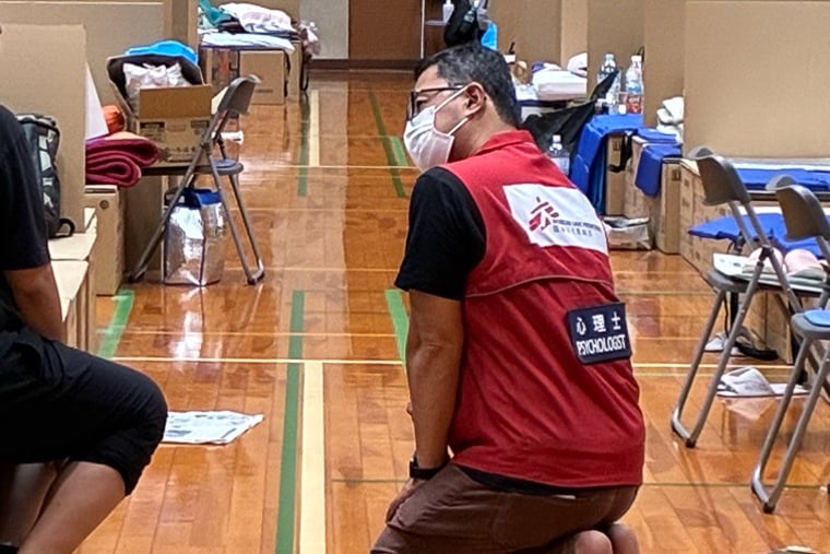避難所で被災者に話を伺う福島（右）＝熊本県八代市で　© MSF