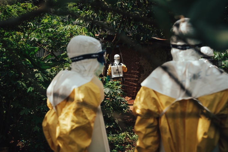 コンゴ・ブニアで、トイレの消毒を行うスタッフら＝2026年8月6日　© Julien Dewarichet/MSF