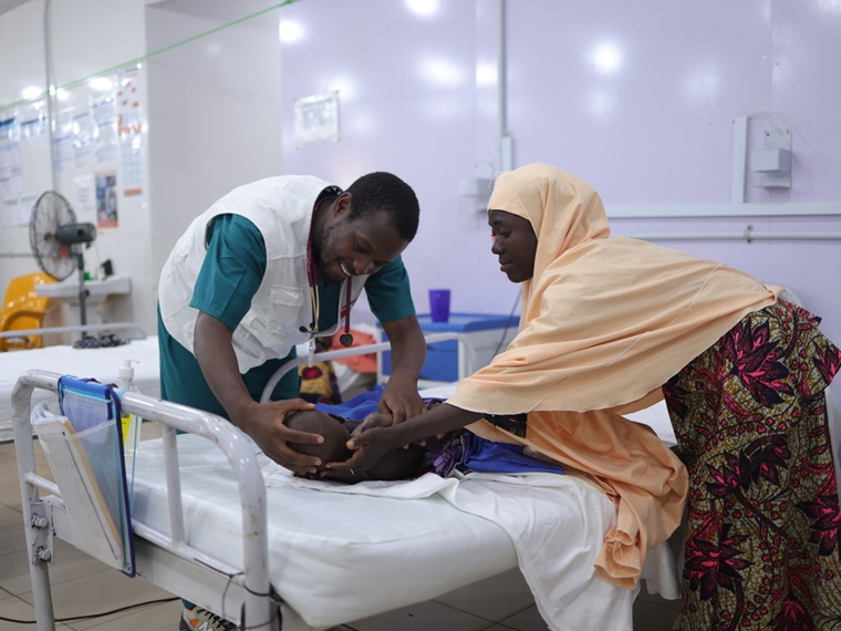 クワシオルコルの治療を受ける子どもに対応するMSFスタッフ＝2026年6月20日　© Abba Adamu Musa/MSF