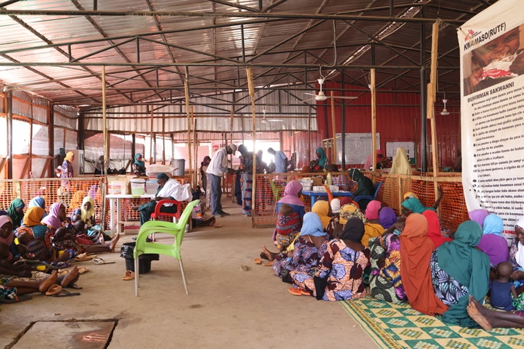 栄養失調の診察に訪れた人びと＝2026年6月20日　© Abba Adamu Musa/MSF