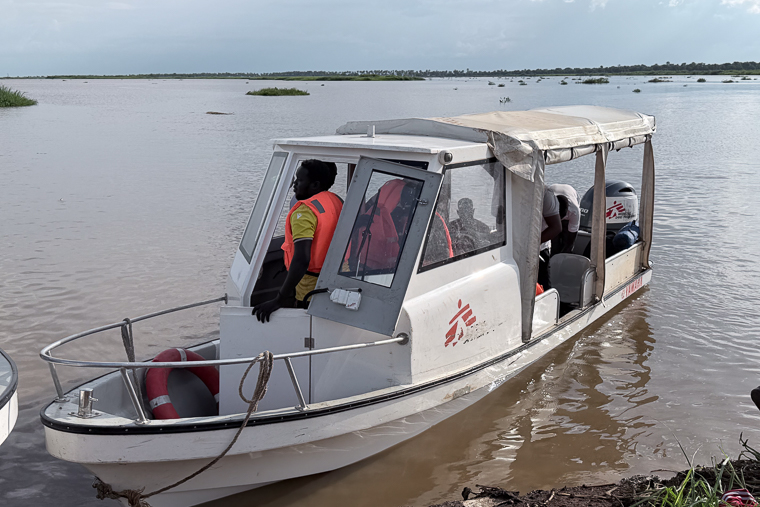 マラカルの船着き場に到着した国境なき医師団（MSF）の船＝2026年7月28日　© Joanne Lillie/MSF