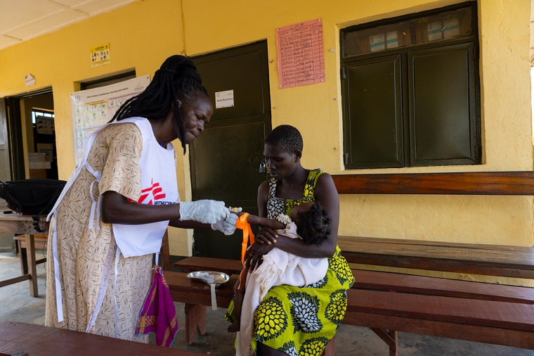ガングラの診療所で、はしか患者に対応するMSFスタッフ=2024年2月17日 © MSF/Isaac Buay