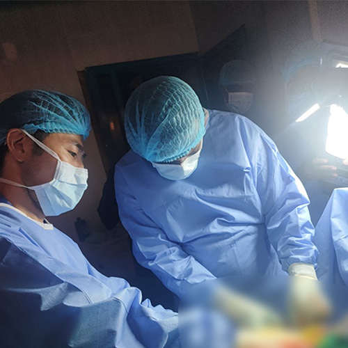 手術を行う渥美医師（左）　Ⓒ MSF