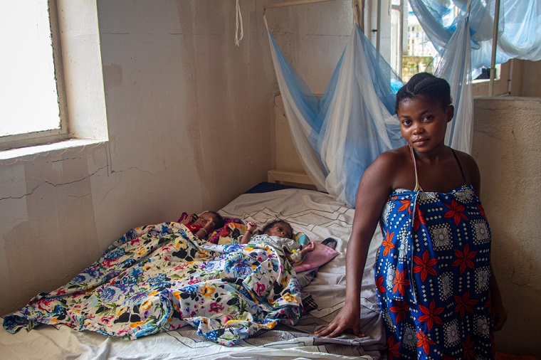 ワリカレ総合病院で無事、双子を出産した女性=2024年2月22日 © MSF/Marion Molinari