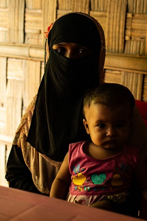皮膚感染症から発熱、咳を発症した生後9か月の赤ちゃんを連れて、<br> MSFの移動診療にやって来た女性。彼女にとって最も近い診療活動だったが、<br> 今は診察を受けることができない＝2023年10月2日　© Zoe Bennell/MSF
