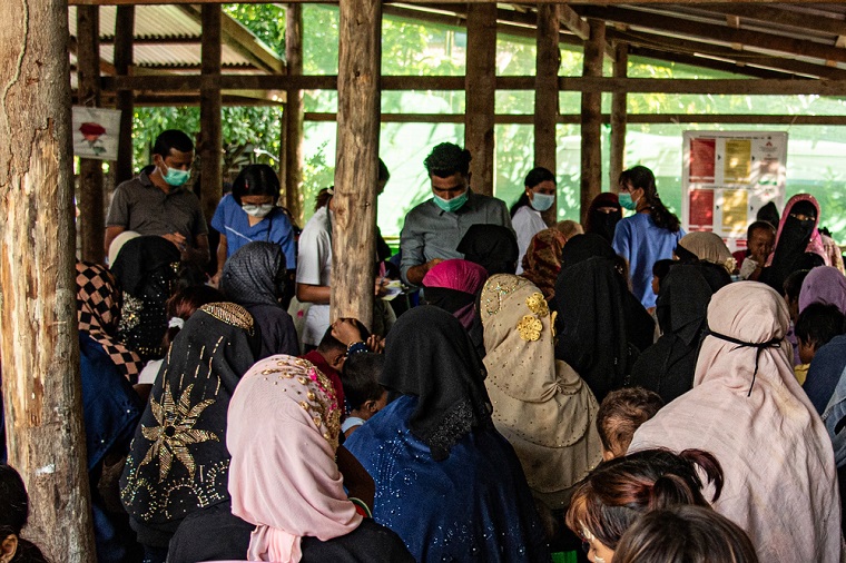 国境なき医師団が運営するラカイン州北部の移動診療で、診察を待つロヒンギャの女性たち。紛争が激化した2023年11月以降、ミャンマー当局から移動診療の許可が下りず、現在は活動中止を余儀なくされている＝2023年10月4日　© Zoe Bennell/MSF