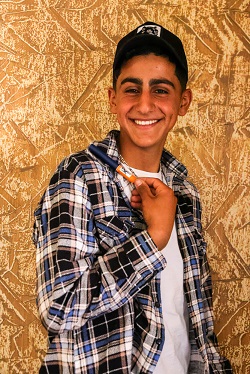 レバノン北部に住む16歳の少年。<br> 1型糖尿病と診断され、MSF診療所から提供された<br> インスリンペンで注射を行っている<br> =2023年5月3日 © Carmen Yahchouchi/MSF