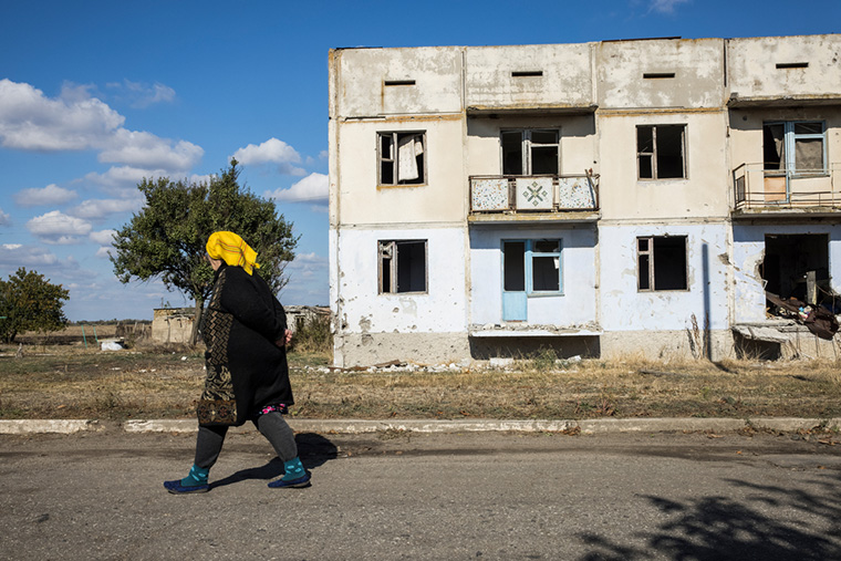 戦線近くに住む女性。夫はうつ病で、自分自身はがんだという © Nuria Lopez Torres