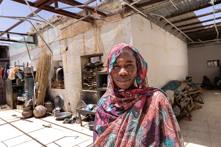 ハサヒサ・キャンプから逃れ、銀行に避難しているナジャさん Ⓒ Juan Carlos Tomasi/MSF