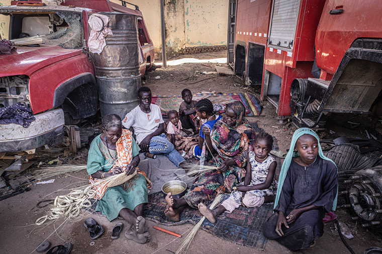 略奪された消防署に避難した一家=スーダン、中央ダルフール州 Ⓒ Juan Carlos Tomasi/MSF