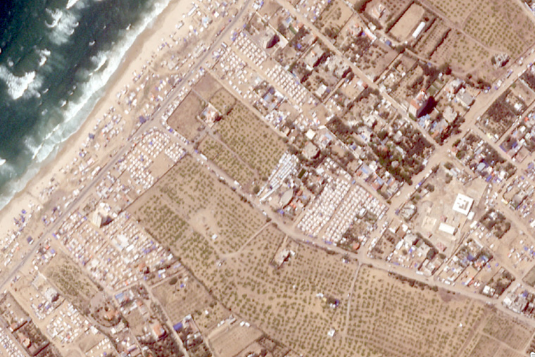 デールバラハ沿岸部の衛星写真。増え続ける避難民のテントが映る=2024年5月24日 Ⓒ Imagery © 2024 Planet Labs