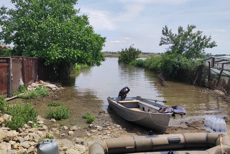 ダムの決壊により冠水した地域。ボートで医薬品を届けた=2023年6月7日 © MSF