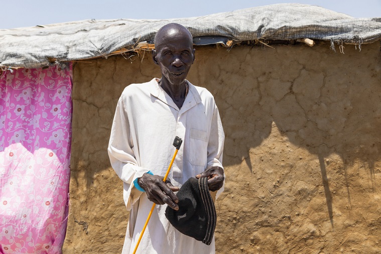 食事がとれない時は薬を減らしていると話すジェームスさん © Kristen Poels/MSF
