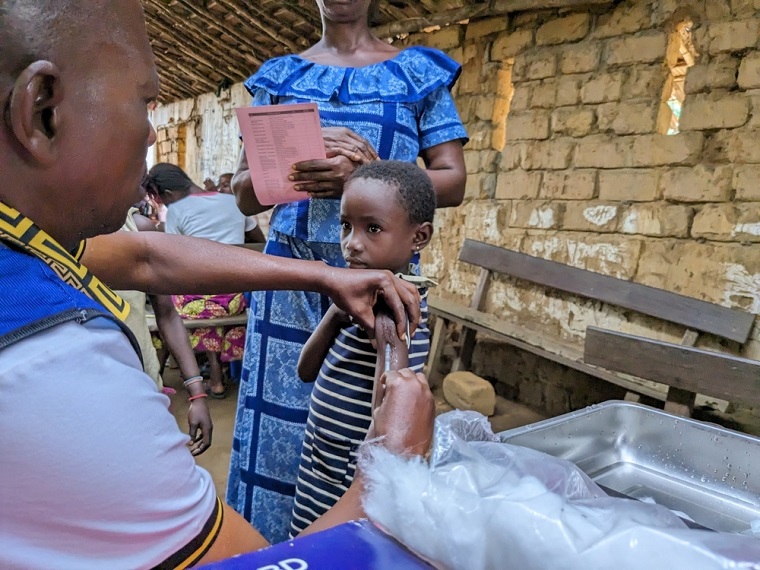現地の子どもに予防接種の注射を打つMSFスタッフ © MSF