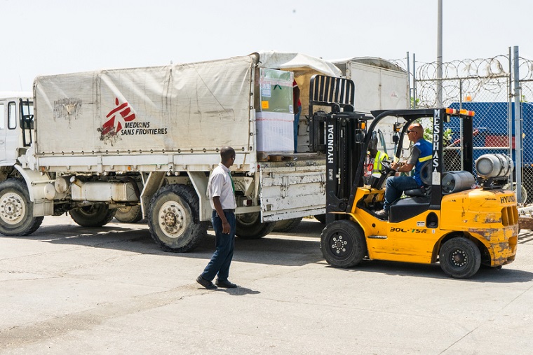 物資をトラックに積み込み、活動地へ届ける © MSF