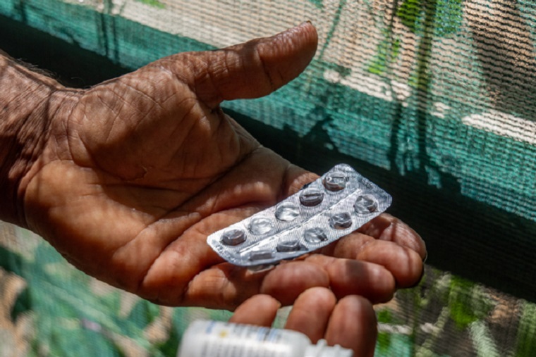 薬がもうなくなったと話すシリア難民の男性。高血圧を患っている © Carmen Yahchouchi/MSF