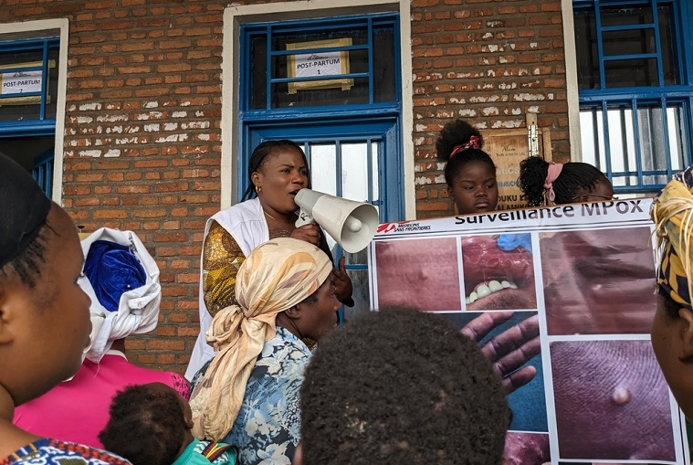 コンゴで住民に向けてエムポックスの啓発活動に取り組むMSFスタッフ © MSF