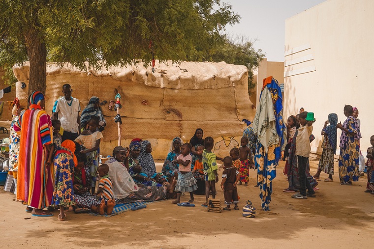 家を追われ避難生活を送る女性や子ども © Aichata Diakité/MSF