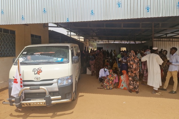 南ダルフール州の基礎診療所で診察を待つ多くの人びと=2024年5月 © MSF