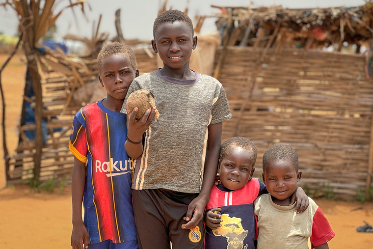 2人の弟といとこに囲まれた12歳のマジムさん(中央) Ⓒ Thibault Fendler/MSF