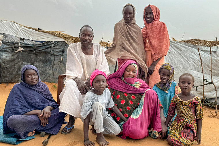 5人の姉妹と父親、母親に囲まれたラヤンさん Ⓒ Thibault Fendler/MSF