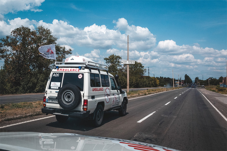 最前線の中、走り続けるMSFの救急車 Ⓒ Olexandr Glyadyelov