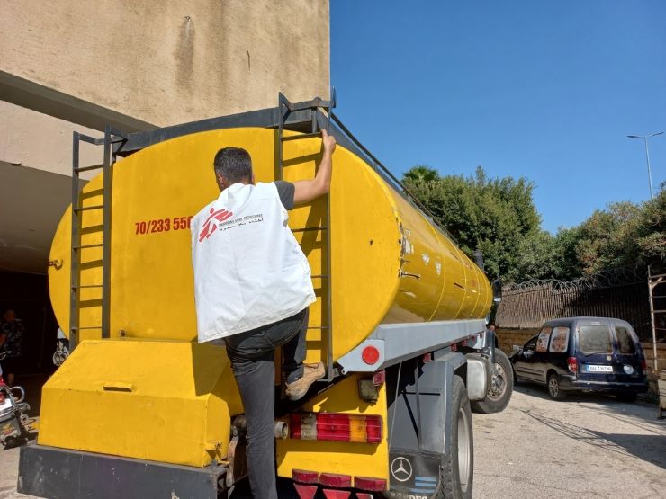 各地に清潔な水を配るMSFの給水車 © MSF