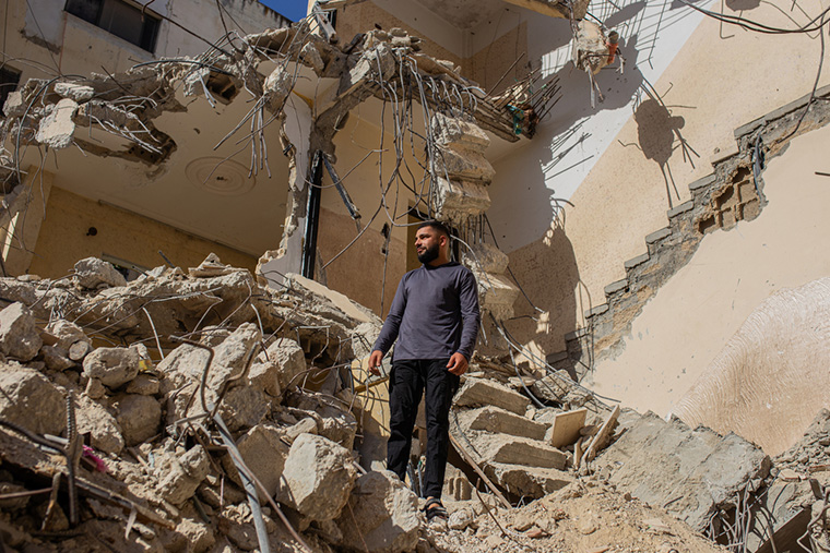 イスラエル軍により破壊された自宅のがれきの中に立つオマルさん Ⓒ Alexandre Marcou/MSF