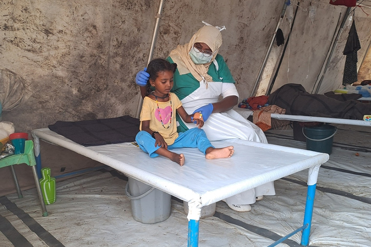 MSFの施設でコレラの治療を受ける6歳の子ども © MSF