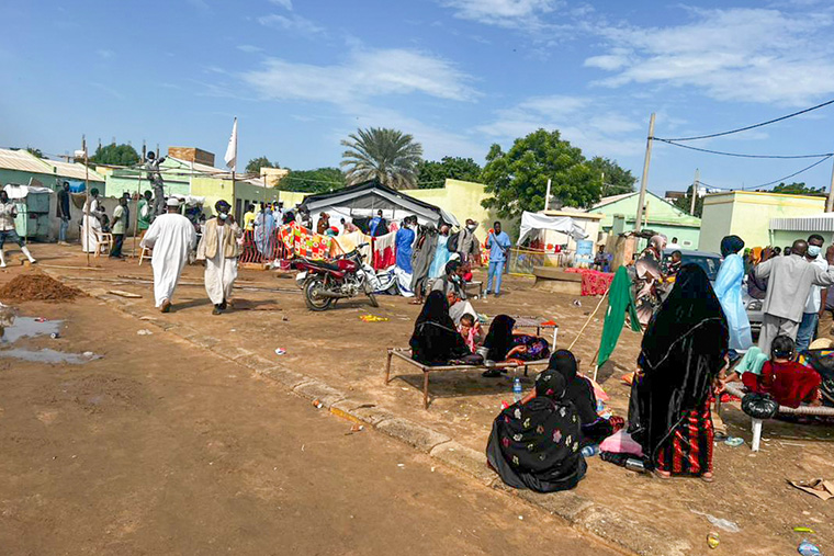 MSFコレラ治療センターの前で待機する患者の家族たち © MSF