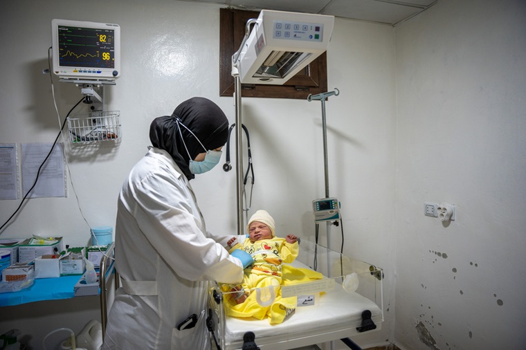新生児を診察するMSF看護師 © Abdulrahman Sadeq/MSF