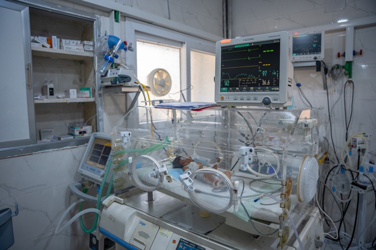 MSFが支援する病院にてケアを受ける新生児 © Abdulrahman Sadeq/MSF