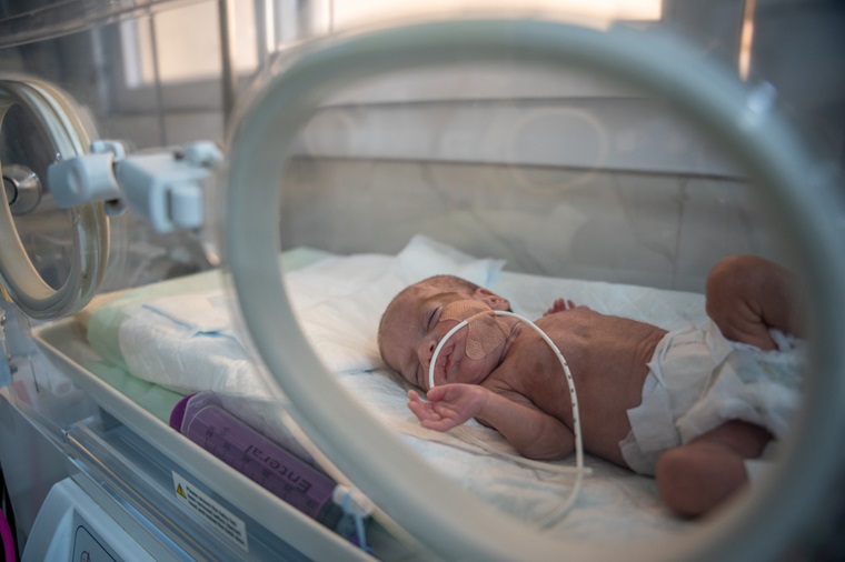 MSFが支援する病院にてケアを受ける新生児 © Abdulrahman Sadeq/MSF