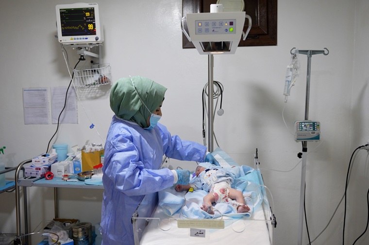 新生児を診察するMSF看護師 © Abdulrahman Sadeq/MSF