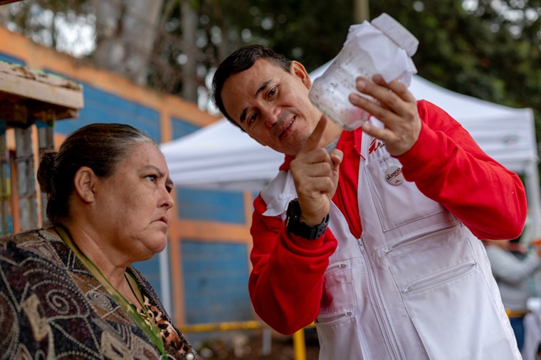 地域に放す蚊について住民に説明するMSFスタッフ © Martín Cálix/MSF